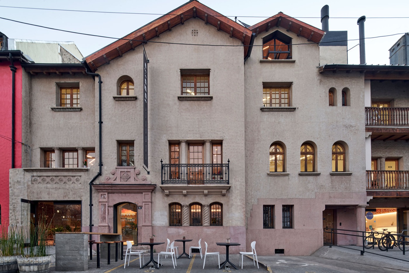 Fachada Casino Los Obispos, Providencia — rehabilitación patrimonial por Archibits